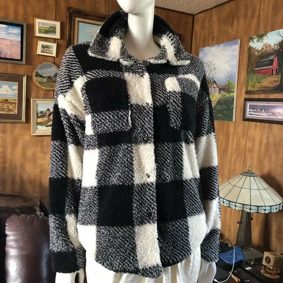 Fuzzy Jacket/Shacket/Sweater - Picture 8 of 9